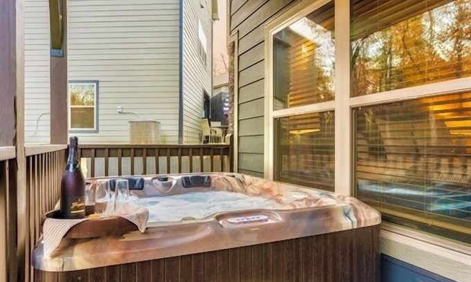 Sevierville Cabin | Charming 2 Suite | Autumn Foliage, New Hot Tub & Dog Ok! Close to everything