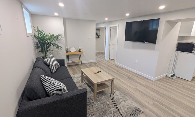 Hamilton House | Charming 2BR at walking distant from Mall, retails, parks and restaurants.
