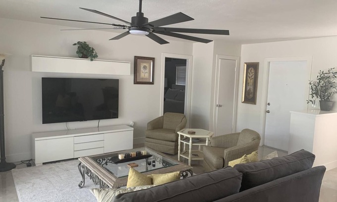 Englewood House | Charming 2BR Pool Home Near Manasota Key