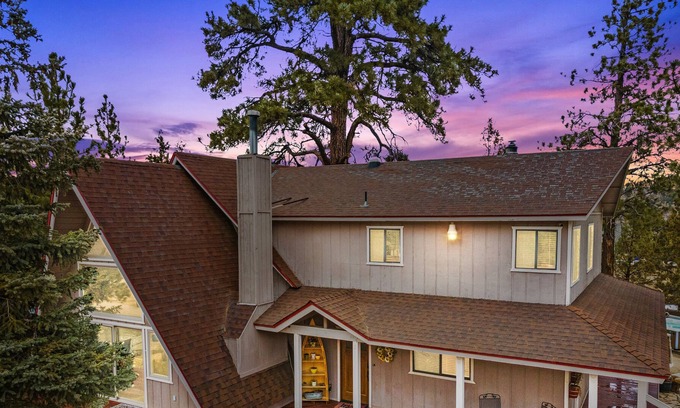 Woodlands Cabin | Charming 3 Bd Family CABIN with Hot Tub & Boat-Bar