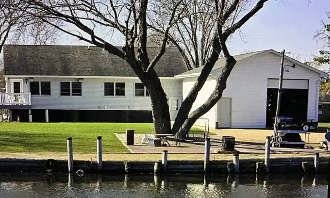 Oshkosh House | Charming 3+ bdrm 3 bath house in Oshkosh on Sawyer Creek & Fox River near EAA
