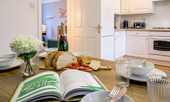 Milton Malsor House | Charming 3-bed Home with Parking, Sky TV & WiFi