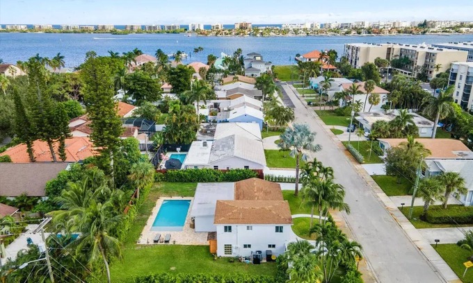 Island Estates House | Charming 3-bedroom house in amazing Lake Worth Beach with WiFi, AC, private pool