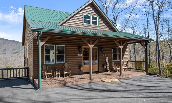 Sautee Nacoochee Cabin | Charming 3-bedroom cabin in Sautee Nacoochee. Amazing mountain views.