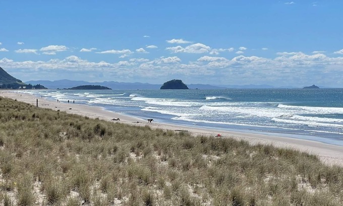 Mount Maunganui House | Charming 3-bedroom townhome in enchanting Mount Maunganui with AC, WiFi