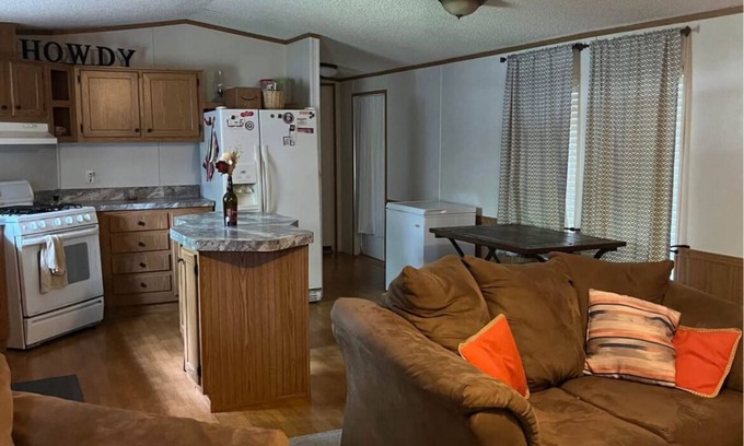Wellborn House | Charming 3-bedroom mobile home located just minutes away from Texas A&M Univ.