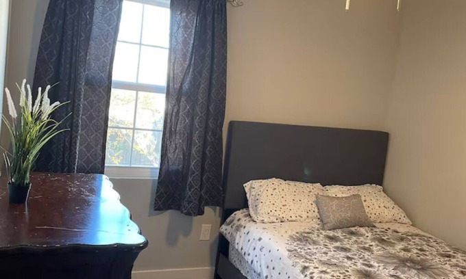 Norfolk - Virginia Beach House | Charming 3-bedroom townhome with AC, WiFi in peaceful Virginia Beach