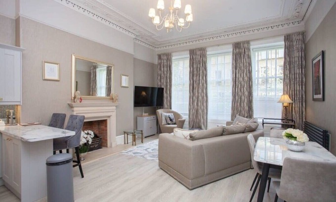 Glasgow Westend Apartment | Charming 3-Bedroom Retreat in Glasgow West End