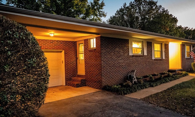 Middle Valley House | Charming 3-bedroom house with AC,Hot Tub, WiFi, free coffee & family friendly