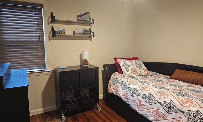 Muskegon Cottage | Charming 3-bedroom cottage in pleasant Norton Shores with WiFi, AC