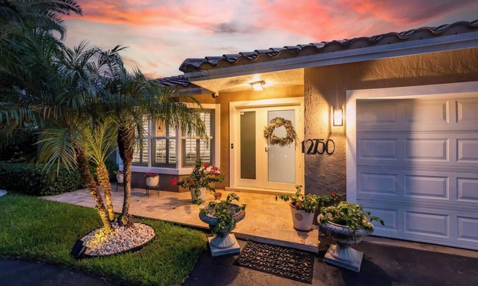 Cypress Point House | Charming 3-bedroom house with AC and WiFi in Pompano Beach