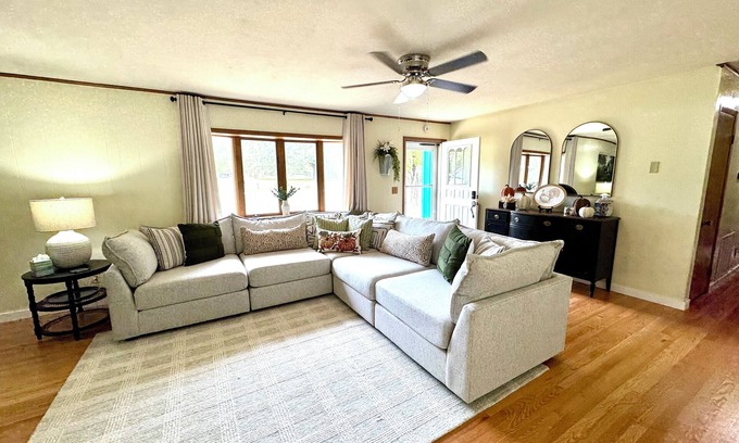 Marshall House | Charming 3 Bedroom, 2 Bath house in Marshall.