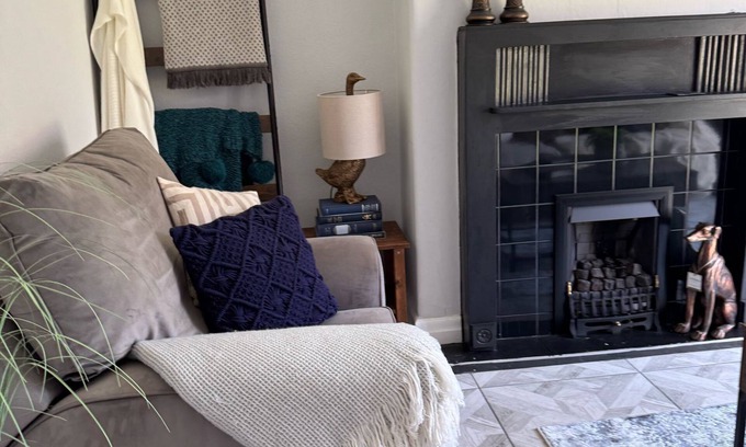 Trafford House | Charming 3-Bedroom, 2 Bathroom home in Urmston, sleeps 5.
