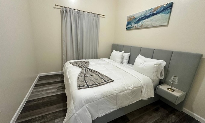 Elizabeth Apartment | Charming 3-bedroom apartment in Elizabeth with AC