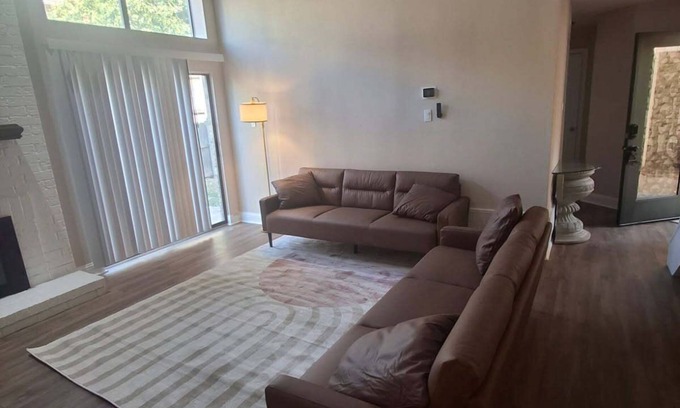 Garland House | Charming 3-bedroom bungalow in Garland with AC