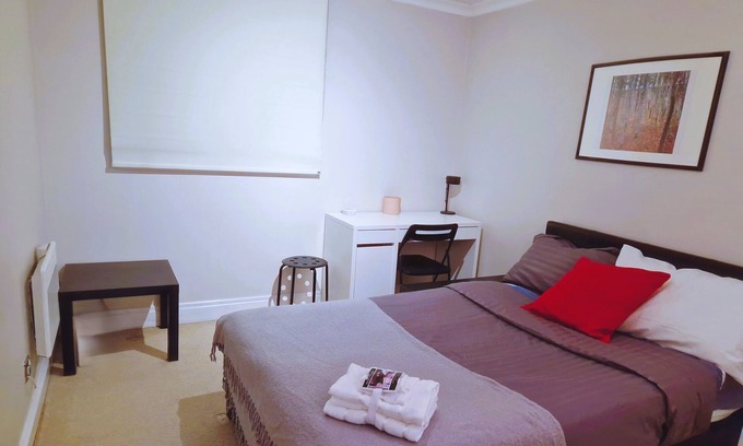 St. Mary's Park Apartment | Charming 3 bedroom by the Thames
