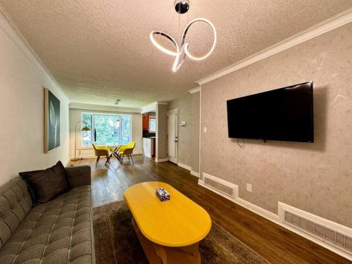 Richmond Hill Villa | Charming 3 Bedroom Home In Richmond Hill