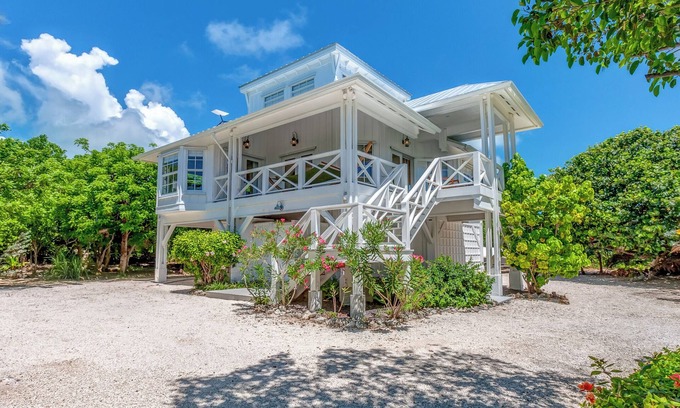 Hope Town Cottage | Charming 3-bedroom cottage in serene North End of Elbow Cay with Community Dock