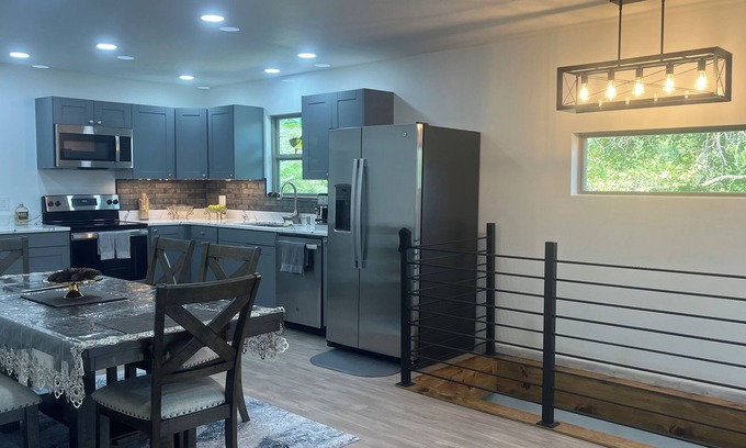 Lansing Cottage | Charming 3-bedroom cottage with a river view in the bluffs just south of Lansing