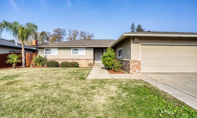Raisin House | Charming 3-bedroom + Den house with AC and WiFi in awesome North Fresno.