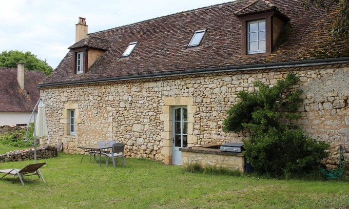 Monsac Cottage | Charming 3-Bedroom Farmhouse with 30ha Land & Modern Amenities in Monsac