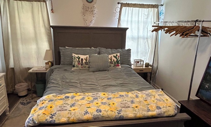 River Trace House | Charming 3-bedroom furnished house in terrific Nashville:HUGE YARD!