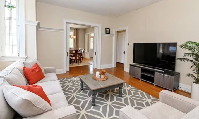 Oakley House | Charming 3 bedroom home, short walk to Oakley Square!