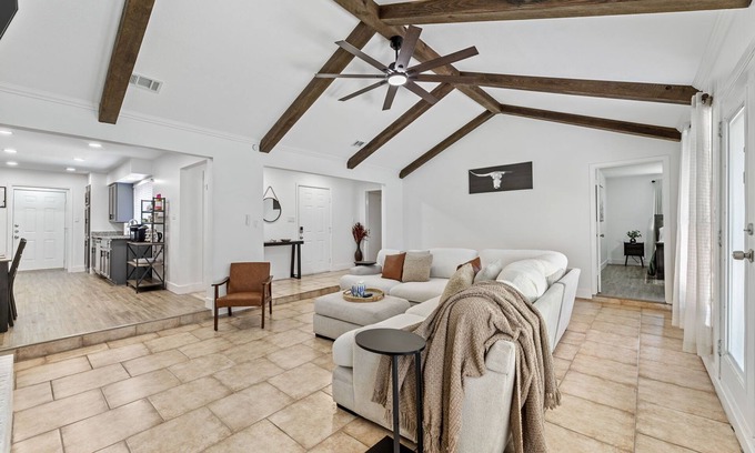 Fort Worth House | Charming 3-bedroom house with WiFi, AC in delightful Fort Worth