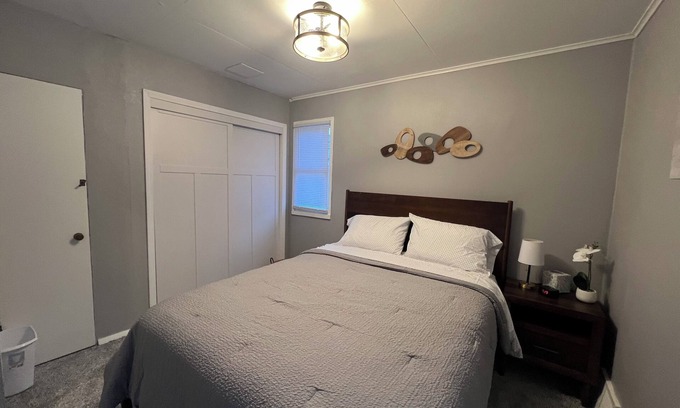 Milwaukee House | Charming 3-bedroom house with AC and WiFi in welcoming Milwaukee