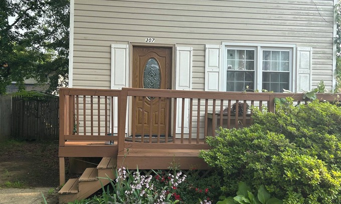 Edgewater House | Charming 3-bedroom house with AC, WiFi in tranquil Edgewater on the bay .