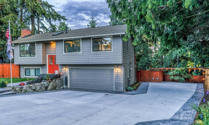 Inglewood-Finn Hill House | Charming 3-bedroom house with WiFi, AC in delightful Kirkland. Hot Tub