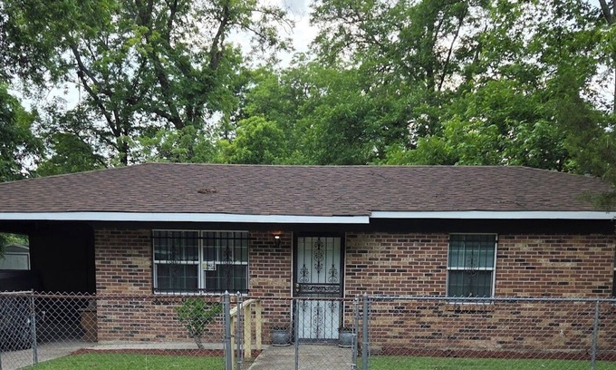 Dermott House | Charming 3-bedroom house in Dermott with plenty of yard for family activities.