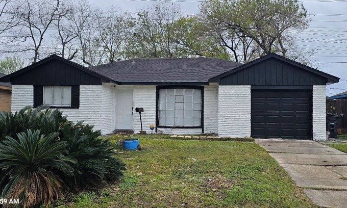 Clodine House | Charming 3-bedroom house with Backyard