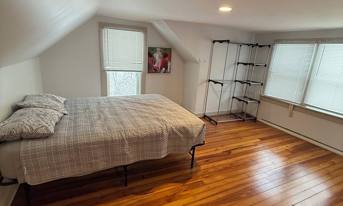 Erie House | Charming 3-bedroom house in Erie with WiFi and AC by Presque Isle and Lake Erie