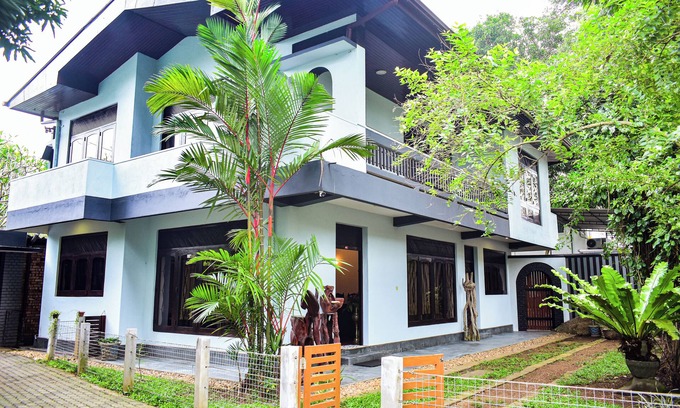 Galle House | Charming 3-bedroom house in perfect Galle with WiFi, AC