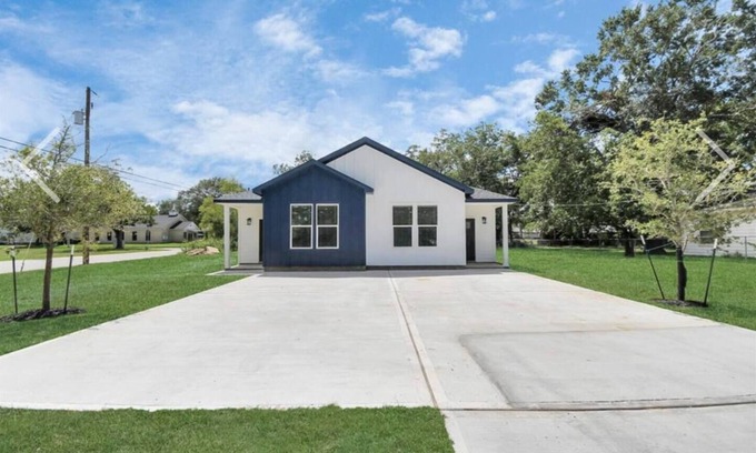 Conroe House | Charming 3-bedroom house with WiFi, fitness equipment in quaint Conroe