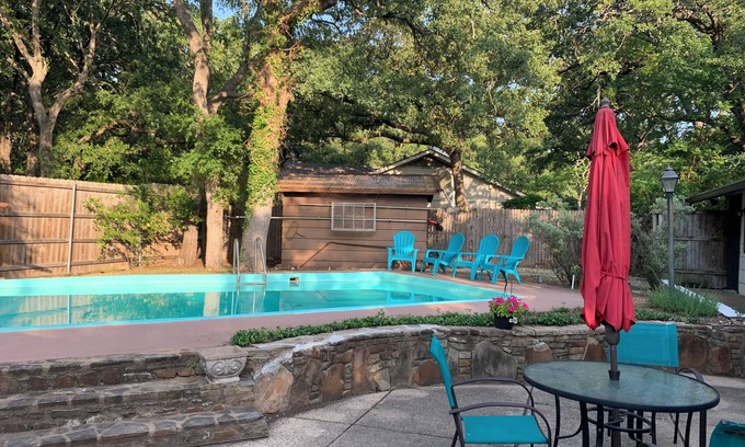 Denton House | Charming 3-bedroom house with pool in Denton