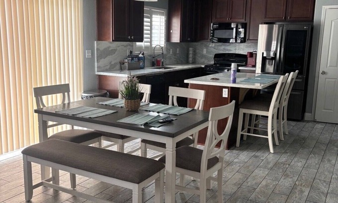 Roosevelt House | Charming 3-bedroom house with WiFi, AC in delightful Fresno