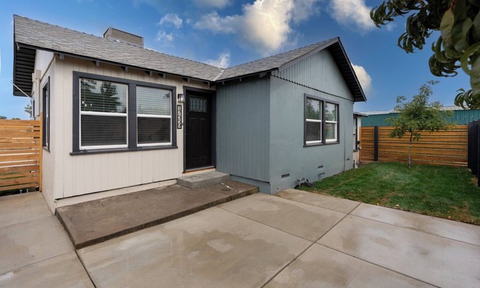 Friant House | Charming 3-bedroom house with WiFi and AC in Friant