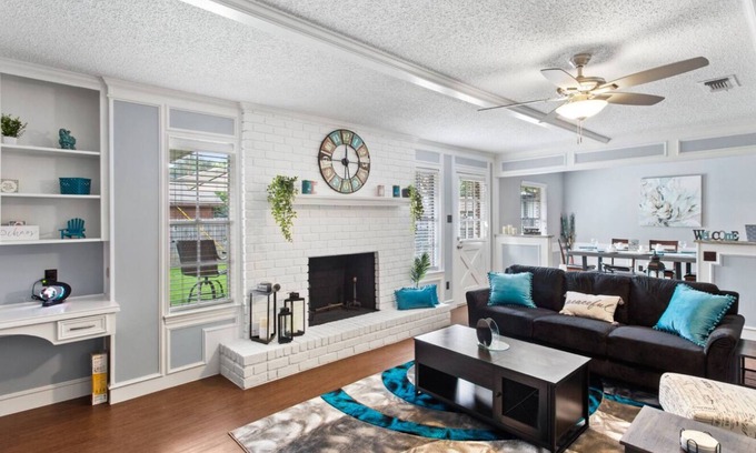 Irving House | Charming 3-bedroom house in Pleasant Irving with AC Near DFW & AT&T Stadium