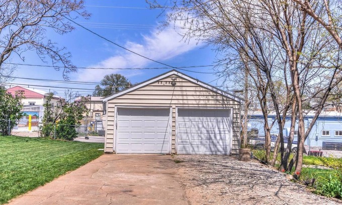 Omaha House | Charming 3-bedroom house in enchanting Omaha with WiFi, AC