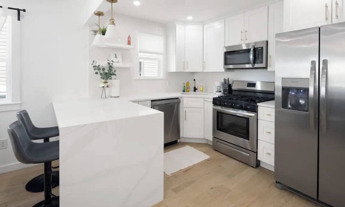 Queens Apartment | Charming 3-bedroom room in apartment near JFK in terrific Queens