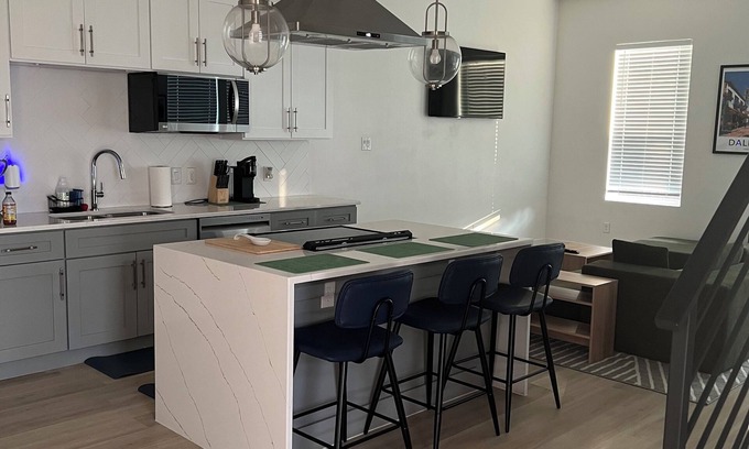 Dallas House | Charming 3-bedroom townhome in fantastic Dallas with AC