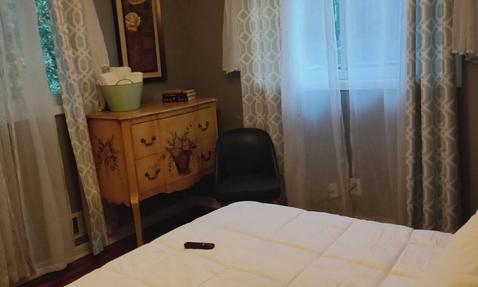 Decatur House | Charming 3-Bedroom Upper-Floor Home Near Downtown Atlanta