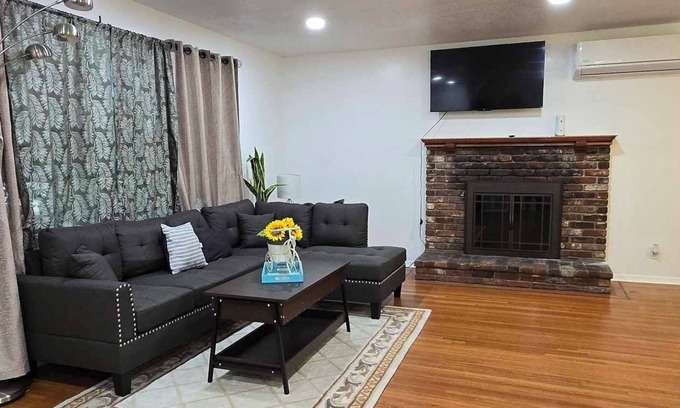 Midway City House | Charming 3-bedroom house in Midway City with AC, WiFi