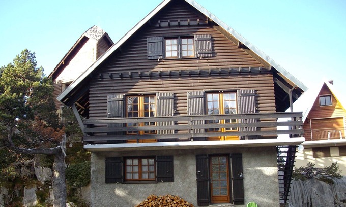 Arette Ski Chalet | Charming 3-level chalet in the heart of the resort (sleeps 12 to 13)