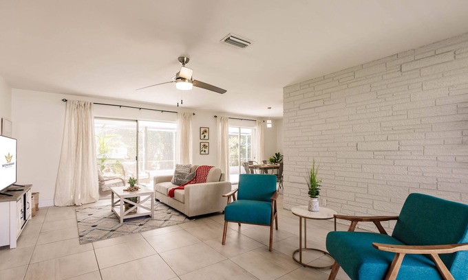 Central Corals House | Charming 3bd 2 br Pet Friendly Workspace Beach house close to shopping