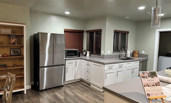 Monrovia House | Charming 3Bedroom3Bath house AC and WiFi in peaceful Monrovia Garage parking