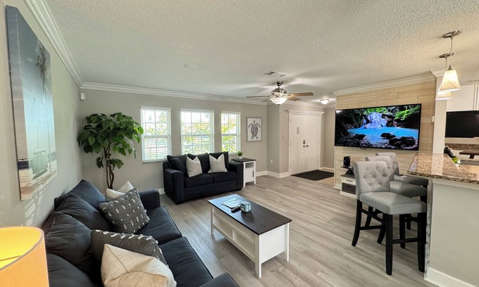 Venice House | Charming 3BR/2BA Venice center located, screened/heated pool