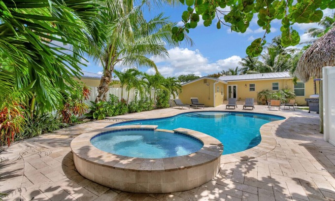 Lake Ridge House | Charming 3BR Home, Pool & Hot Tub FTL Gateaway!